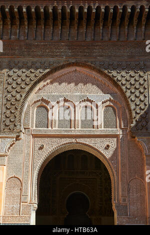 Berber Arabesken Morcabe Stuckarbeiten des 14. Jahrhunderts Ben Youssef Madersa (islamische College), Marrakesch, Marokko Stockfoto