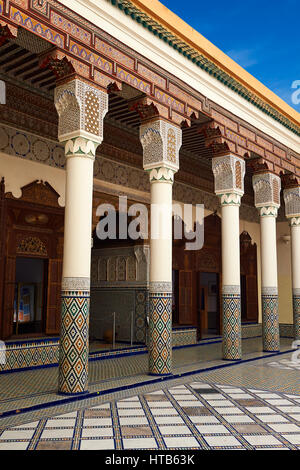 Berber Arabesken Morcabe Plasterwok Säulen und Kapitelle der Marrakesch-Museum im Palazzo Dar Menebhi, Marrakesch, Marokko Stockfoto