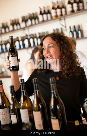 Sherry Verkostung Guide bei Lustau Bodega, Jerez De La Frontera, Cadiz Provinz, Andalusien, Spanien, Europa Stockfoto