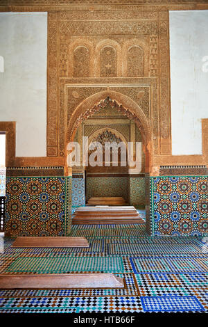 Die Arabeske Zelige Fliesen und die Architektur der Saadian Gräber aus dem 16. Jahrhundert Mausoleum der Herrscher Saadian, Marrakesch, Marokko Stockfoto