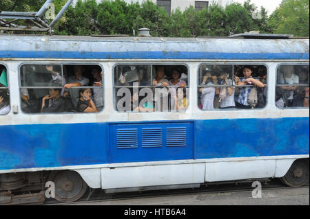 09.08.2012, Pjöngjang, Nordkorea - in einer überfüllten Straßenbahn im Zentrum Pjöngjangs ist Eine Menschenmenge zu sehen. Stockfoto