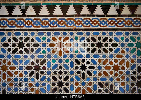 Arabesque Zellighe Fliesen mit Mudjar Putz der Alcazar von Sevilla, Sevilla, Spanien Stockfoto