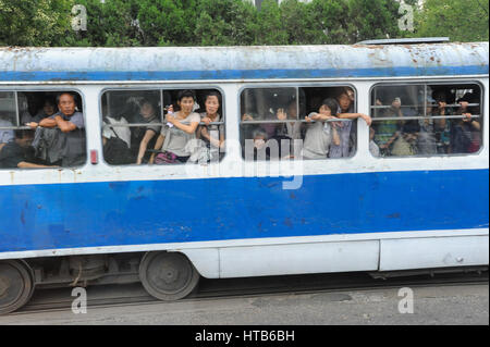 09.08.2012, Pjöngjang, Nordkorea - in einer überfüllten Straßenbahn im Zentrum Pjöngjangs ist Eine Menschenmenge zu sehen. Stockfoto