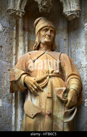 Statuen der gotische Puerta de Campanilla Eingangstür der Kathedrale von Sevilla, Spanien Stockfoto