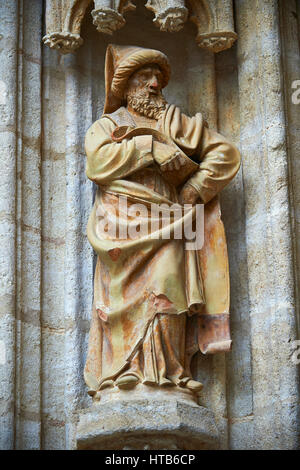 Statuen der gotische Puerta de Campanilla Eingangstür der Kathedrale von Sevilla, Spanien Stockfoto