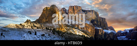Dolomit-Bergkette vom Sulla Pass zwischen Val Gardena und Val di Fassa, der westlichen Dolomiten, Südtirol, Trentino, Italien. Stockfoto