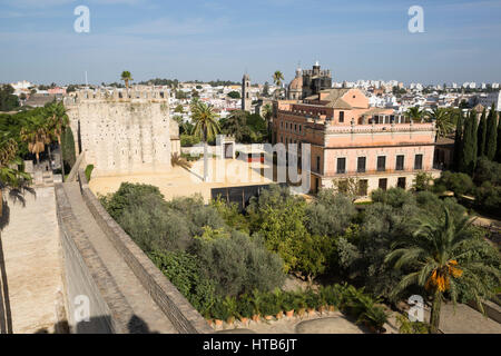 Wände und Palacio de Villavicencio innerhalb der Alcazar, Jerez De La Frontera, Cadiz Provinz, Andalusien, Spanien, Europa Stockfoto