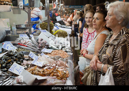 Frischer Fisch Stall im Mercado Central de Abastos Lebensmittel-Markt, Calle Dona Blanca, Jerez De La Frontera, Provinz Cadiz, Andalusien, Spanien, Europa Stockfoto