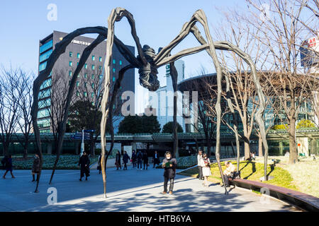 Maman, Bronze und Marmor Skulptur einer Spinne von der Künstlerin Louise Bourgeois, am Fuße des Roppongi Hills Mori Tower Tokyo. Stockfoto