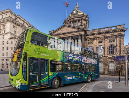 Arriva Crossriver Hybrid-Doppeldecker-Bus direkt vor der Liverpool Town Hall in Castle Street zu verwandeln. Stockfoto