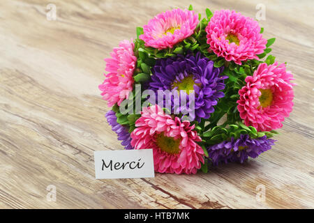 Merci (Danke in französischer Sprache) Karte mit bunten Blumenstrauß Stockfoto