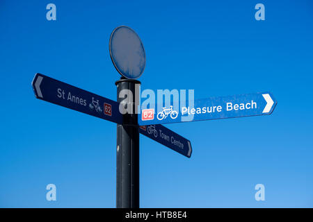 Blackpool Pleasure Beach Wegweiser auf der promenade Stockfoto