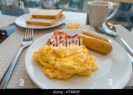 Frühstück mit Scambled Eiern, Wurst und Speck Stockfoto