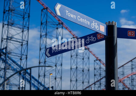 Blackpool Pleasure Beach Wegweiser auf der promenade Stockfoto