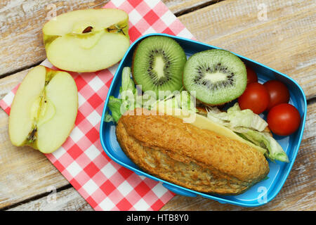 Gesundes Lunchpaket mit braunen Käse-Sandwich, Cherry-Tomaten und frischem Obst Stockfoto