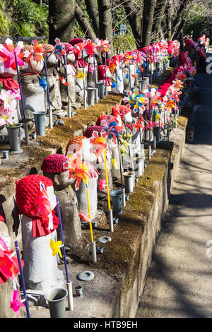 Ungeborenen Kinder Garten, Reihen von Jizō Steinstatuen von Kindern, die ungeborenen Kinder auf dem Friedhof von Zōjō-Ji-Tempel, Tokio vertreten. Stockfoto