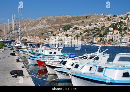 Boote vertäut im Hafen von Yialos auf der griechischen Insel Symi. Stockfoto