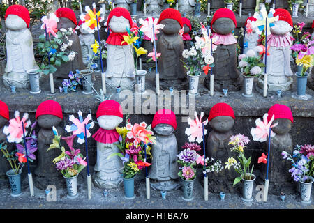 Ungeborenen Kinder Garten, Reihen von Jizō Steinstatuen von Kindern, die ungeborenen Kinder auf dem Friedhof von Zōjō-Ji-Tempel, Tokio vertreten. Stockfoto