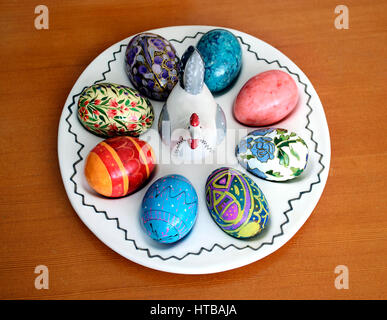dekorative Platte mit bunten Ostereiern Stockfoto