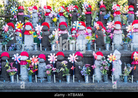 Ungeborenen Kinder Garten, Reihen von Jizō Steinstatuen von Kindern, die ungeborenen Kinder auf dem Friedhof von Zōjō-Ji-Tempel, Tokio vertreten. Stockfoto