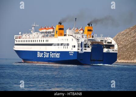 Blue Star Ferries Fähre Boot Diagoras Abfahrt Yialos Hafen auf der griechischen Insel Symi. Das 141mtr Schiff wurde im Jahr 1990 gebaut. Stockfoto