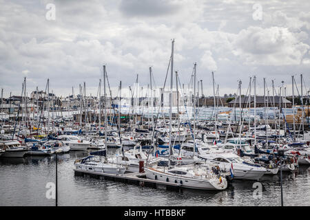 SAINT-MALO, Frankreich - 1. Juli 2015: Yacht-Hafen in der Nähe der Altstadt Stockfoto
