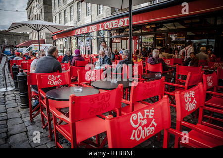 Menschen sind zu Mittag im Outdoor-Restaurant in Saint-Malo, Britany, Frankreich Stockfoto