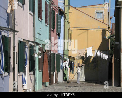 Bunte Häuser in Burano mit Wäscherei an einem sonnigen Tag. Venezianische Lagune in der Nähe von Venedig. Frankreich Stockfoto