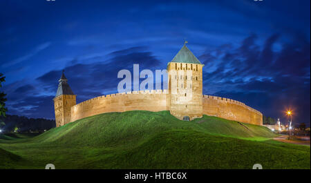 Leuchtwand und Türme von Weliki Nowgorod Kreml am Abend, Russland Stockfoto