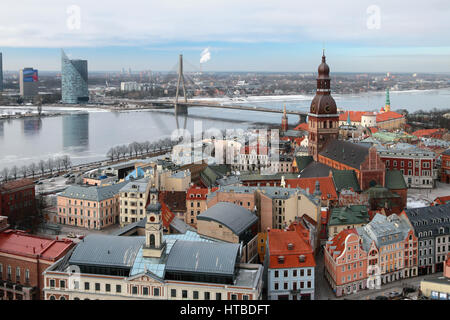 Top Aussicht auf Stadt, Fluss und Brücke. Riga, Lettland Stockfoto