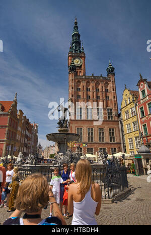 Touristen am Neptunbrunnen, Dlugi Targ (langer Markt) in Danzig, Pommern, Polen Stockfoto