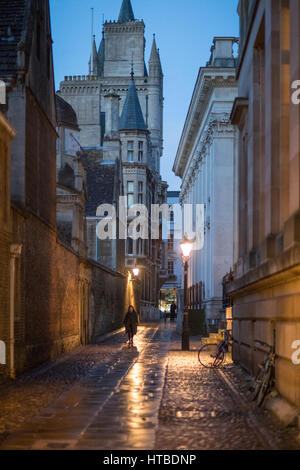 Eine Studentin auf Senat-Haus-Passage an der Dämmerung, Cambridge, England, UK Stockfoto