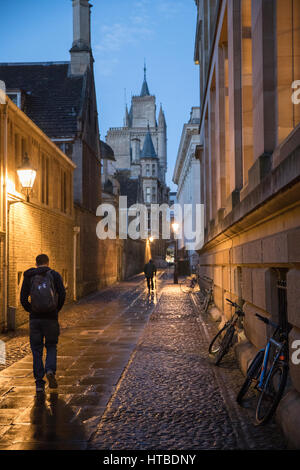 Ein Student auf Senat-Haus-Passage an der Dämmerung, Cambridge, England, UK Stockfoto