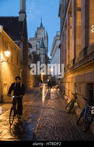 Studenten im Senat Haus Passage bei Dämmerung, Cambridge, England, UK Stockfoto