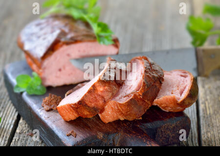 Traditionellen Ofen frischen bayerischen Leberkäse auf einem Holzbrett Stockfoto