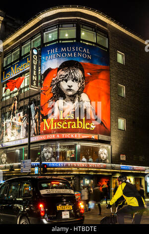 West End von London bei Nacht mit Les Miserables im Queens Theater in Shaftesbury Avenue. Stockfoto