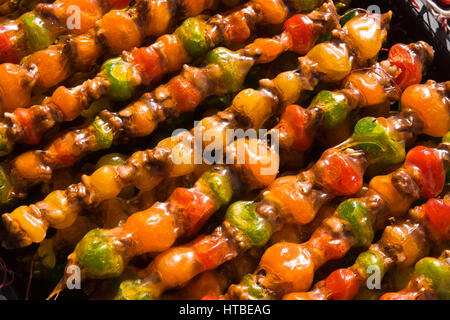 Traditionelle georgische wurstförmige Bonbons, Churchkhela, auch genannt der georgischen Snickers. Stockfoto