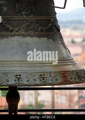 Ein Detail einer großen Glocke im Glockenturm von den schiefen Turm von Pisa in Italien. Stockfoto