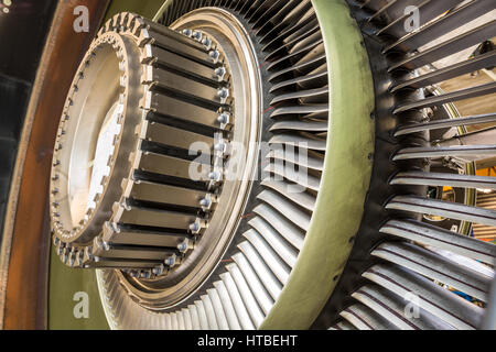 Nahaufnahme der Blätter in einem Flugzeug-Triebwerk während der Wartung Stockfoto