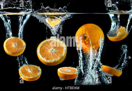 Spritzer Wasser Droping Orangen und Kunst gemischt im Studio technische Geschwindigkeit und Beleuchtung. Stockfoto