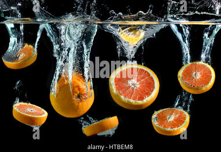 Spritzer Wasser Droping Orangen und Kunst gemischt im Studio technische Geschwindigkeit und Beleuchtung. Stockfoto