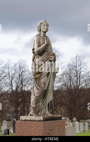 Die Statue einer Frau in Trauer auf einem Grab in Morningside Friedhof, In Edinburgh, Schottland, Großbritannien. Stockfoto