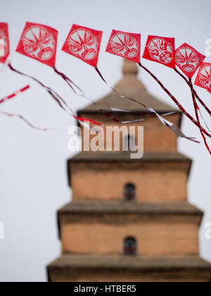 Reihe von chinesischen Rotmilane mit Pagode im Hintergrund. Stockfoto