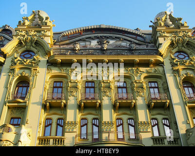 Eine reich verzierte Fassade an einem Gebäude im Zentrum von Odessa, Ukraine. Stockfoto