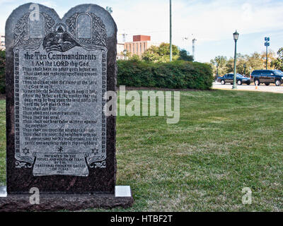 Ein Denkmal mit den zehn Geboten steht auf dem Gelände der Texas State Capitol Building in Austin, Texas. Stockfoto