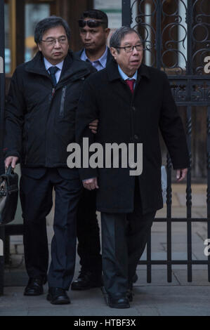 Khoo Kay Peng, 78, (rechts) nicht exekutiven Vorstandsvorsitzender Laura Ashley Holdings Blätter den Royal Courts of Justice in London, wo er seine Ex-Frau Pauline Chai, immer die Hälfte ein Multimillionen-Pfund Vermögen kampflos High Court in einem Versuch zu stoppen Inszenierung ist. Stockfoto