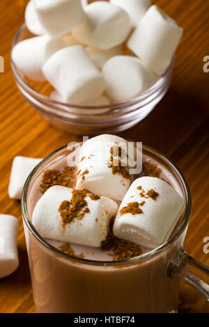 heißer Kakao mit Marshmallow im Glaskrug Stockfoto