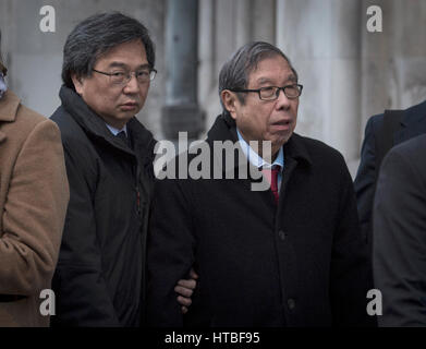 Khoo Kay Peng, 78, (rechts) nicht exekutiven Vorstandsvorsitzender Laura Ashley Holdings Blätter den Royal Courts of Justice in London, wo er seine Ex-Frau Pauline Chai, immer die Hälfte ein Multimillionen-Pfund Vermögen kampflos High Court in einem Versuch zu stoppen Inszenierung ist. Stockfoto