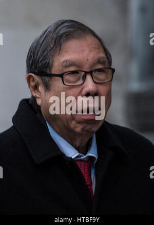 Khoo Kay Peng, 78, (rechts) nicht exekutiven Vorstandsvorsitzender Laura Ashley Holdings Blätter den Royal Courts of Justice in London, wo er seine Ex-Frau Pauline Chai, immer die Hälfte ein Multimillionen-Pfund Vermögen kampflos High Court in einem Versuch zu stoppen Inszenierung ist. Stockfoto