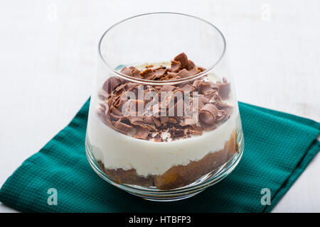 traditionelle italienische Tiramisu Dessert im Glas mit Schokolade Stockfoto